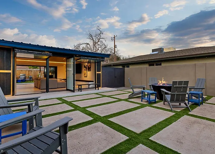 Modern Near Old Town With Pool 4bd & Cornhole Holiday home