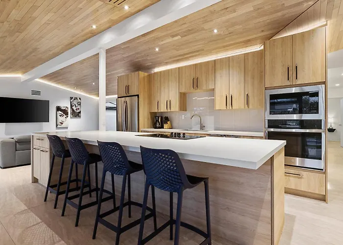 Modern Near Old Town With Pool 4bd & Cornhole Holiday home