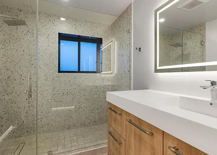 Modern Near Old Town With Pool 4bd & Cornhole Holiday home