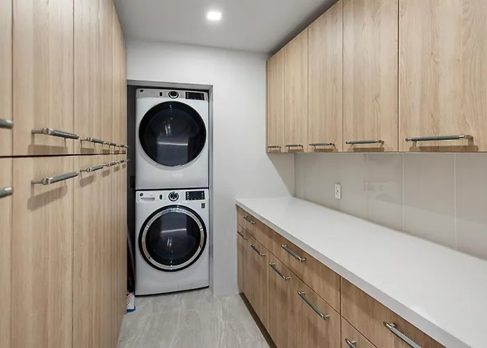 Modern Near Old Town With Pool 4bd & Cornhole Holiday home Scottsdale