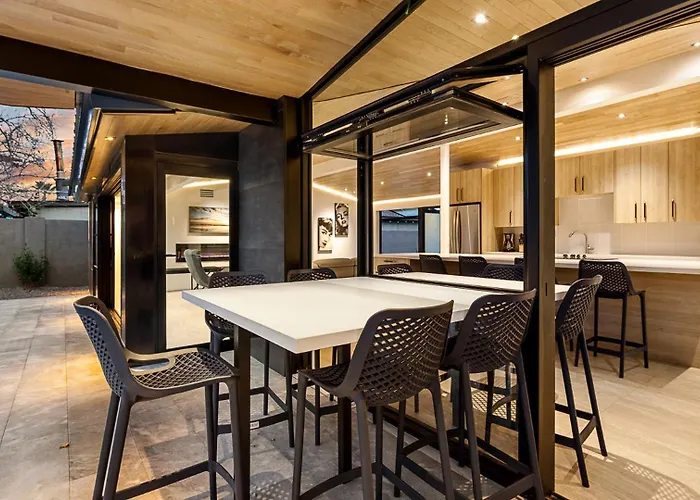 Modern Near Old Town With Pool 4bd & Cornhole Holiday home